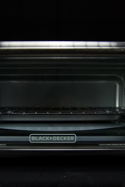 韩剧《黑暗荣耀》海报，女主角宋慧乔冷峻复仇的眼神特写